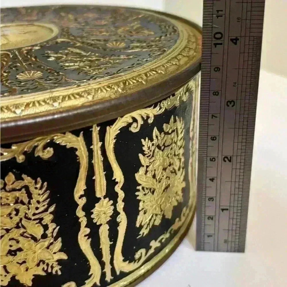 Vintage ornate  black and gold filigree fruitcake tin - Picture 9 of 10